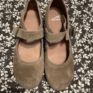Dansko Wedge Beige / Tan Suede Leather MaryJane. NEW! Never worn. EU40